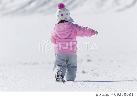 雪遊びをする女の子 69250031