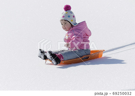 雪遊びをする女の子の写真素材