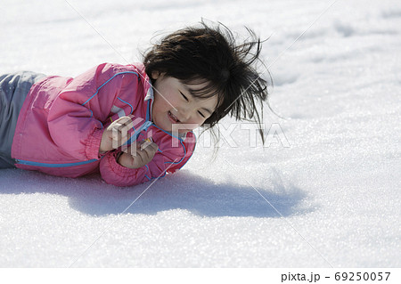 雪遊びをする女の子 雪遊びをする女の子 69250057