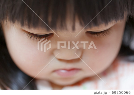 お目覚めした赤ちゃん お目覚めした赤ちゃん 69250066