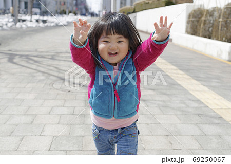 秋の街を走ってくる女の子 秋の街を走ってくる女の子 69250067