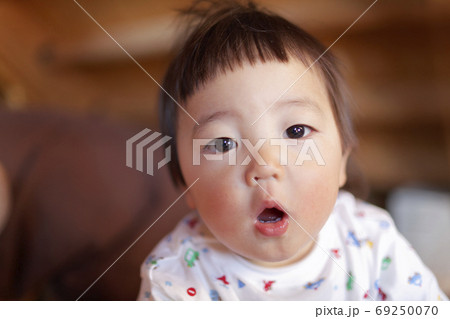 口を開けている赤ちゃん 口を開けている赤ちゃん 69250070
