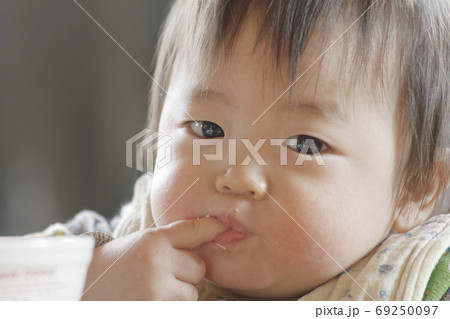 指を咥える赤ちゃん 指を咥える赤ちゃん 69250097