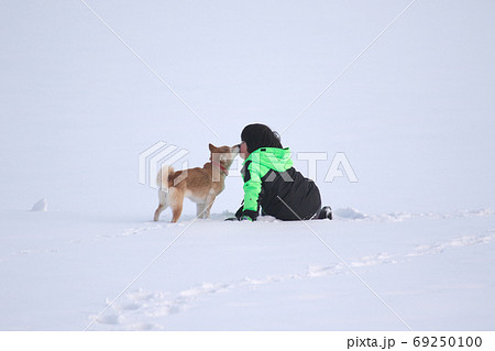 雪原の柴犬と子供 69250100