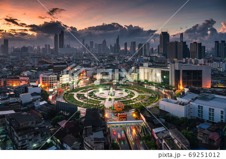 Wongwianyai roundabout monument with car traffic and skyscraper Wongwianyai roundabout monument with car traffic and skyscraper 69251012