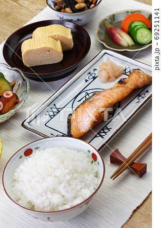 日本の朝ごはん 69251141