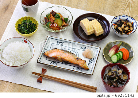 日本の朝ごはん 69251142