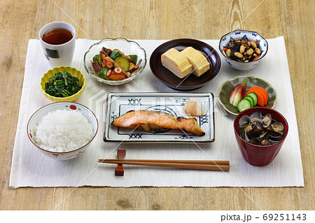 日本の朝ごはん 69251143