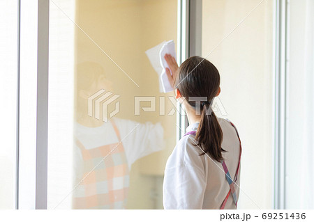 窓ふきをする女性 写真素材 窓ふきをする女性 写真素材 69251436