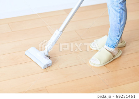掃除機をかける女性　写真素材 69251461