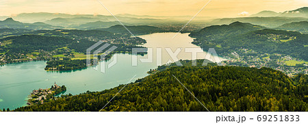 Panorama of Lake Worthersee and Klagenfurt city 69251833