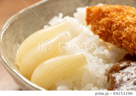 カレーライスの付け合わせ、ラッキョウの甘酢漬け。 69253296
