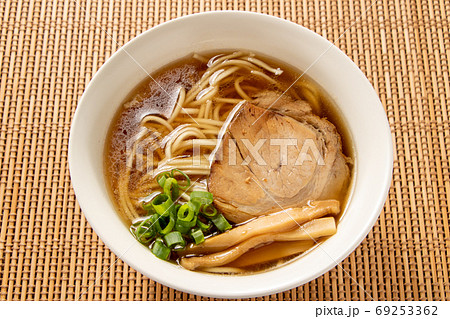 醤油ラーメン･中華そば。(具は、メンマとチャーシューと青ねぎ。) 69253362