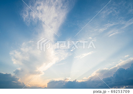 夏　夕方の青空と雲 69253709