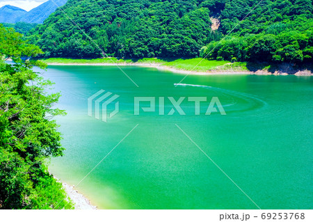 高原の湖と水上バイク 69253768