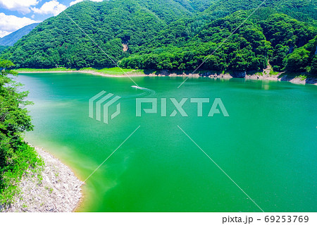 高原の湖と水上オートバイ 69253769