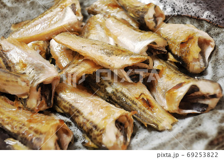 家庭的で素朴な自宅調理の「ハタハタの塩焼き」水彩画風 69253822