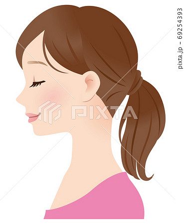 目を閉じた女性の横顔 微笑みのイラスト素材