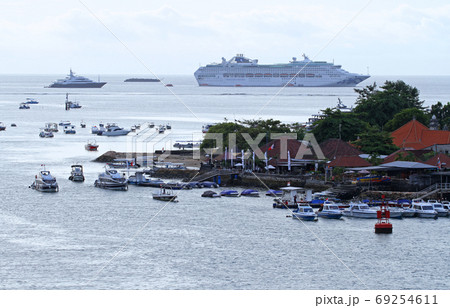 バリ島のベノア港のの港湾風景 バリ島のベノア港のの港湾風景 69254611