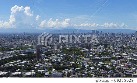 入道雲と名古屋都市風景、夏の終わりイメージ 69255028