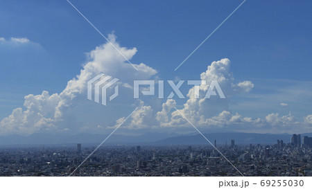 入道雲と名古屋都市風景、夏の終わりイメージ 69255030