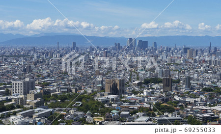 青空と白い雲の名古屋都市風景、夏の終わりイメージ 69255033