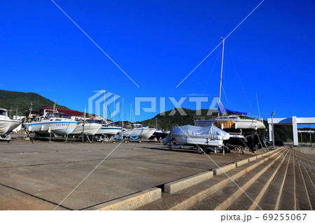 鼠ヶ関マリーナ　夏空とヨット 69255067