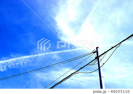 巻雲と飛行機雲と電柱が交差する空の横向きの写真 69255110