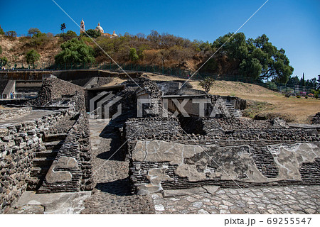 メキシコ　スペイン人の侵略で破壊されたピラミッドの上に建てられたチョルーラのロスレメディオス教会 69255547