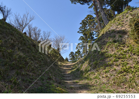 春日山城跡　鐘楼と景勝屋敷との間の掘切 69255553
