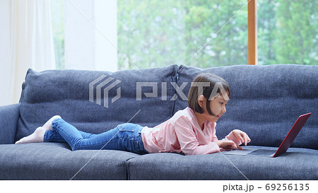 パソコンを使う女の子 69256135