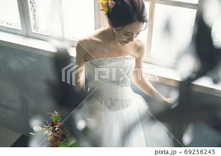 ウェディングドレスを着た女性　ブライダルイメージ　ウェディング　結婚式 69256245