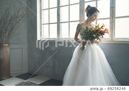 ウェディングドレスを着た女性 ブライダルイメージ ウェディング 結婚式 ウェディングドレスを着た女性 ブライダルイメージ ウェディング 結婚式 69256246