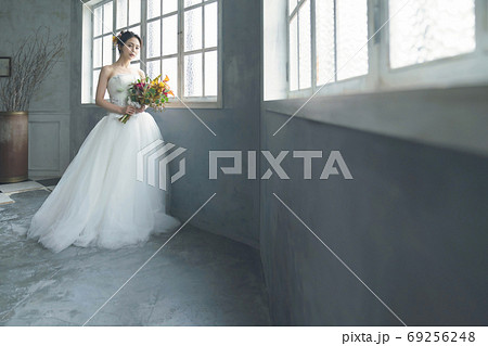 ウェディングドレスを着た女性 ブライダルイメージ ウェディング 結婚式 ウェディングドレスを着た女性 ブライダルイメージ ウェディング 結婚式 69256248