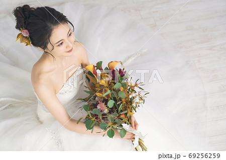 ウェディングドレスを着た女性　ブライダルイメージ　ウェディング　結婚式 69256259