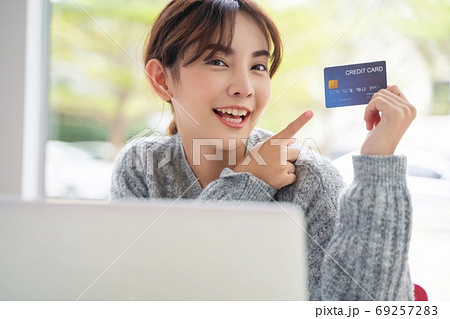 クレジットカードをもっておすすめする可愛い女性 69257283