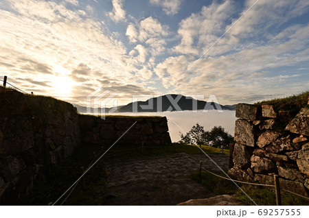 竹田城の雲海 69257555