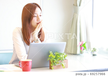 眠くてあくびが出るテレワークの女性 眠くてあくびが出るテレワークの女性 69257966