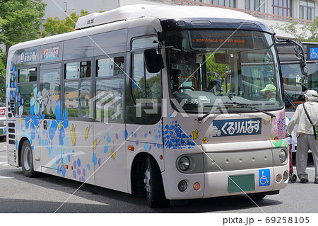 地域のコミュニティバスの乗り場（くるりんバス　愛知県 日進市 日進市役所） 69258105