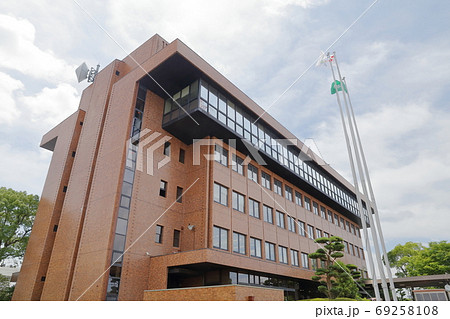 茶色い建物の市役所（愛知県 日進市 日進市役所） 69258108