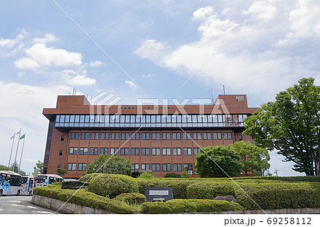 正面から見た市役所 愛知県 日進市 日進市役所 の写真素材