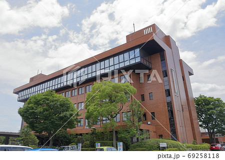 茶色い建物の市役所（愛知県 日進市 日進市役所） 69258118