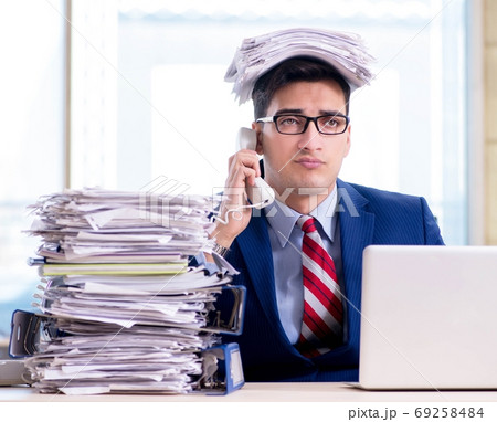 Businessman talking on the phone in the office 69258484