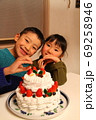 兄妹と手作りクリスマスケーキ 69258946