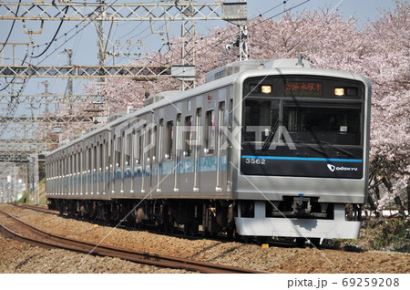 小田急小田原線、相武台前・座間駅間を走る普通列車(3000形) 小田急小田原線、相武台前・座間駅間を走る普通列車(3000形) 69259208