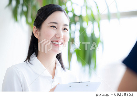 医療　患者の聞き取りをする看護師（女性） 69259352