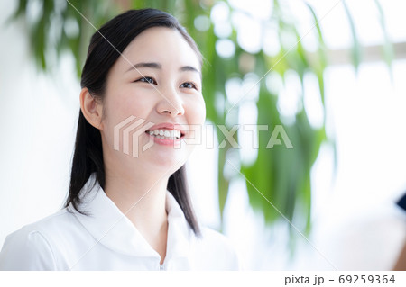 医療　患者の聞き取りをする看護師（女性） 69259364