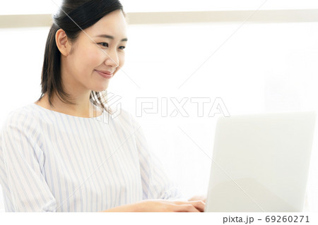 パソコンに向かう若い女性 パソコンに向かう若い女性 69260271