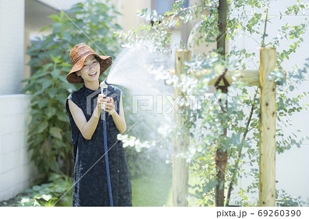 女性 家庭菜園 水やり 女性 家庭菜園 水やり 69260390