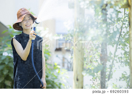 女性 家庭菜園 水やりの写真素材